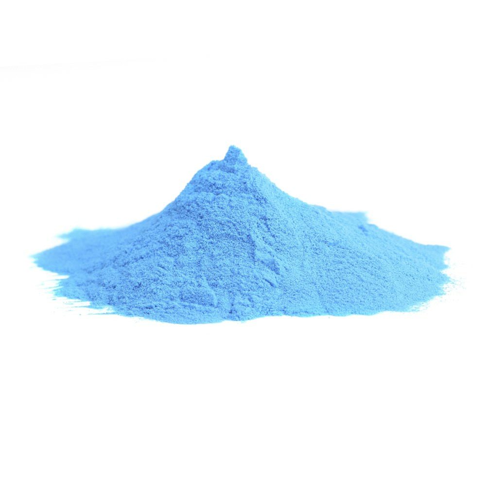 Blaues, natürliches Farbmittel PureMarin, 200g. Pulverförmiges Farbmittel für Lebensmittel und Kosmetik, isoliert auf weißem Hintergrund.