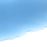 Abstrakte Darstellung von natürlichem Farbstoff Blau PureMarin. Sanfte blaue Farbverläufe auf weißem Grund, ideal für Textilien und Kunst.