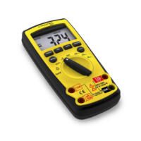 Gelbes Digital-Multimeter BE50 von Trotec, das 3.24 anzeigt. Ein Messgerät zur Messung von Spannung, Strom und Widerstand. Nahaufnahme.