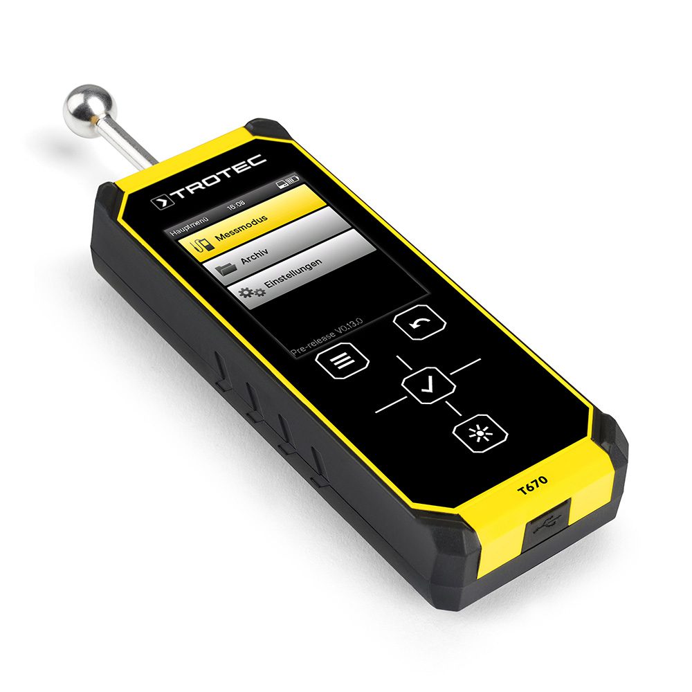 Trotec Feuchtemessgerät T670: Detailaufnahme des Feuchtemessgeräts mit gelbem Gehäuse. Bildschirm zeigt Menüoptionen. Ideal für Baufeuchte Messung.
