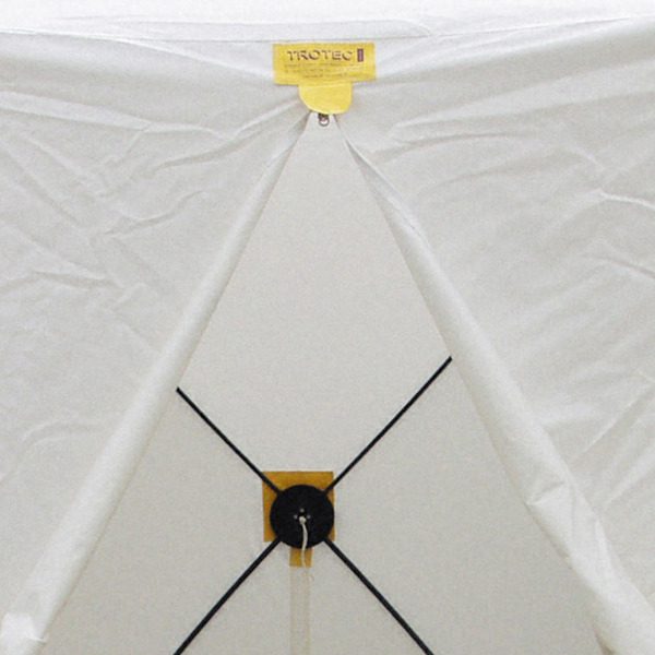 Detailansicht eines weißen Arbeitszelt 180 K, kubisch, zeigt die Befestigung mit Spanngurten. Ideal für Baustellen und Montagearbeiten.