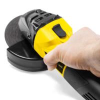 Nahaufnahme eines Winkelschleifers PAGS 10-115 in Aktion, Hand am Griff. Ideal für Heimwerkerprojekte. Präzises Schleifen garantiert.