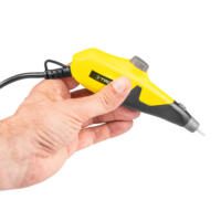 Hand hält gelbes Graviergerät PEGS 10-230V. Präzises Gravieren von Materialien. Kompaktes Design für einfache Handhabung. Ideal für Hobby und Handwerk.