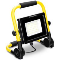 LED-Baustrahler PWLS 10-30 von Trotec: Robuster, tragbarer Strahler mit gelbem Rahmen und schwarzem Griff für den flexiblen Einsatz auf Baustellen.