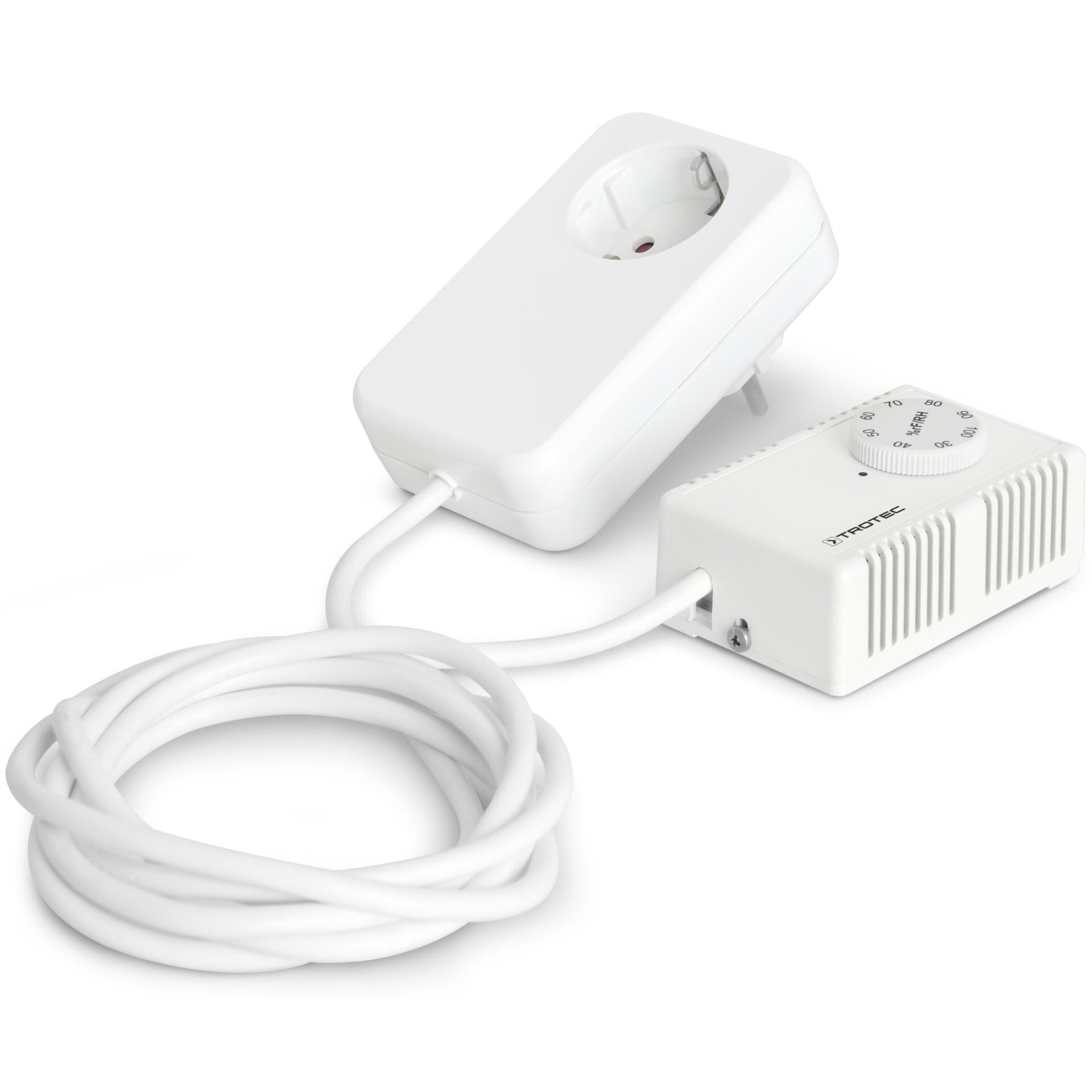 Detailaufnahme eines weißen Raumhygrostats HG 135 mit Schaltsteckdose der Marke Trotec, der die Luftfeuchtigkeit reguliert.
