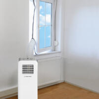 AirLock 100 Fensterabdichtung: Mobile Klimaanlage mit Fensterabdichtung in einem Raum. Ideal für effiziente Kühlung und einfache Installation.