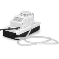 Detailaufnahme: Externe Kondensatpumpe, Modell 6100003020. Weiße Pumpe mit schwarzem Sockel und transparentem Schlauch, ideal für Entfeuchtung.