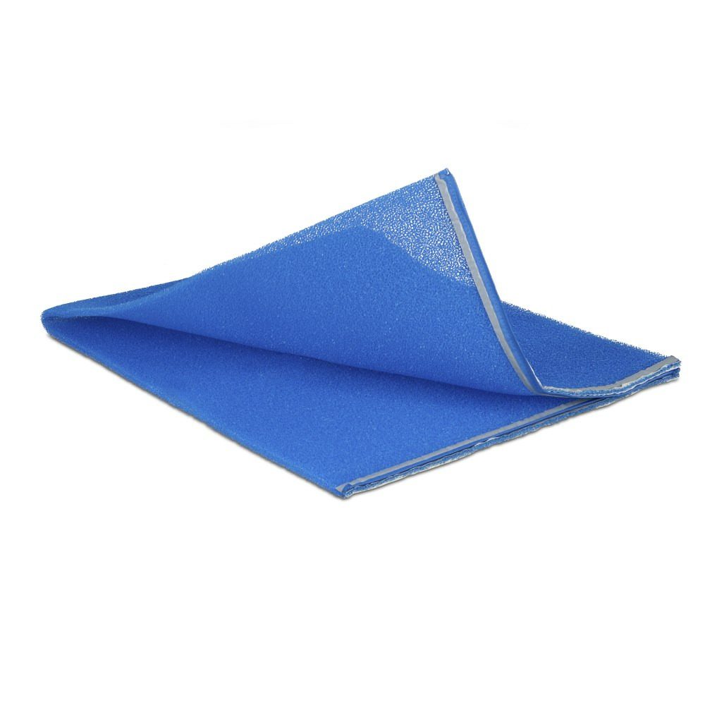 Blauer B-300 Verdunstungsfilter: Ein rechteckiger, blauer Schwammfilter liegt flach, eine Ecke ist hochgeklappt, um die Struktur zu zeigen.