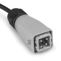 Detailaufnahme eines Thermostat-IDE-Serien Steckers mit Kabel (25m) für Direkt-Heizer. Grauer Stecker mit vier Pins. Nahaufnahme. 