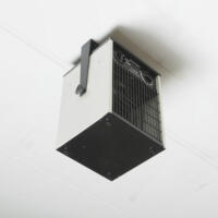 TDS-Serie TV Wand- und Deckenhalterung: Detailaufnahme der Montage des Heizlüfters TDS 10, TDS 20, TDS 30, TDS-C an der Decke. Heizung für Werkstatt.