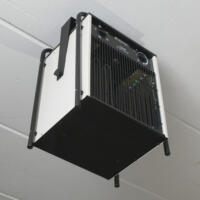 Detailaufnahme einer TROTEC TDS 100/120 Wand- und Deckenhalterung. Ideal für Heizgeräte, robust und einfach zu montieren. Optimale Raumnutzung.