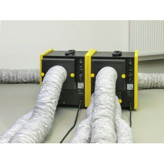 Zwei Filterboxen TTR 200 für Prozesslufteintritt. Gelb-schwarze Geräte mit angeschlossenen Luftschläuchen. Optimale Luftfilterung!