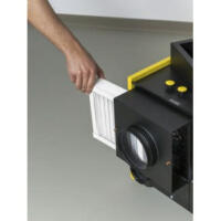 Filterwechsel an TTR 400/500 D Prozessluft-Entfeuchter: Hand zieht Filterbox heraus. Optimale Luftqualität mit Trotec Luftentfeuchtern sichern.