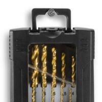 HSS-Metallbohrer-Set: Nahaufnahme von goldenen Metallbohrern unterschiedlicher Größe in einem schwarzen Kunststoffkoffer. Ideal für Metallarbeiten.