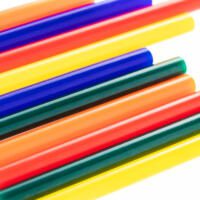 Buntes Heissklebestifte-Set, 50 Stück, 7mm. Nahaufnahme von Klebestiften in Gelb, Grün, Rot, Orange und Blau. Ideal für Bastelarbeiten und DIY Projekte.