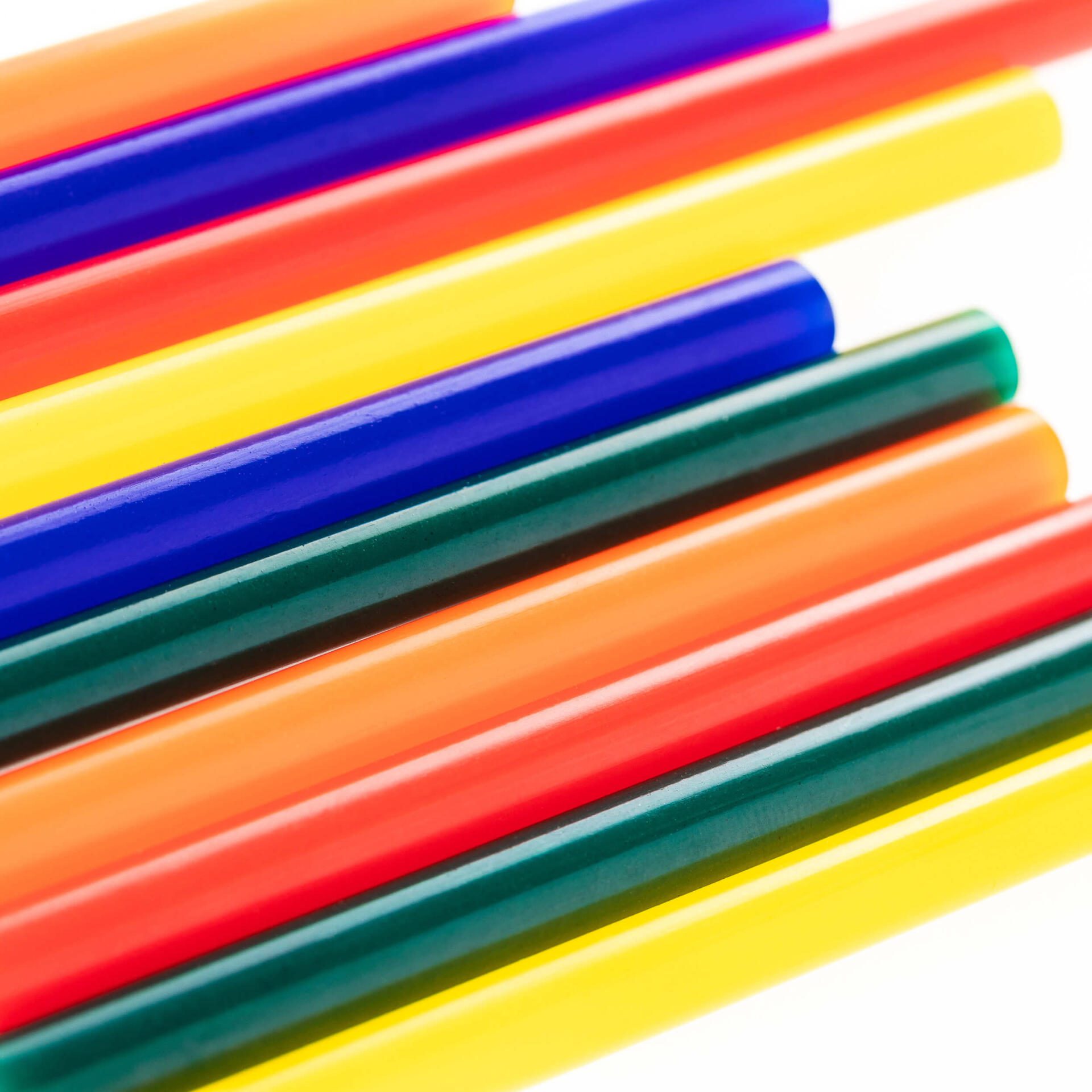 Buntes Heissklebestifte-Set, 50 Stück, 7mm. Nahaufnahme von Klebestiften in Gelb, Grün, Rot, Orange und Blau. Ideal für Bastelarbeiten und DIY Projekte.