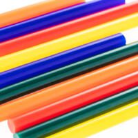Buntes Heissklebestifte-Set, 50 Stück, 11 mm. Vielfältige Farben für kreative Projekte. Ideal für Bastelarbeiten und Reparaturen aller Art.