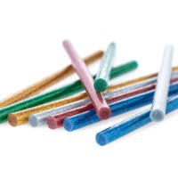 Glitzer Heissklebestifte Set, 50 Stück, 7 mm. Nahaufnahme von bunten Klebestiften mit Glitzerpartikeln. Ideal für Bastelarbeiten und Dekorationen.