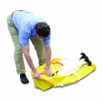 Mann packt eine gelbe Tragetasche Typ 250. Die Tragetasche ist gefüllt mit weißen und roten Gegenständen. Praktische Tragetasche für unterwegs.