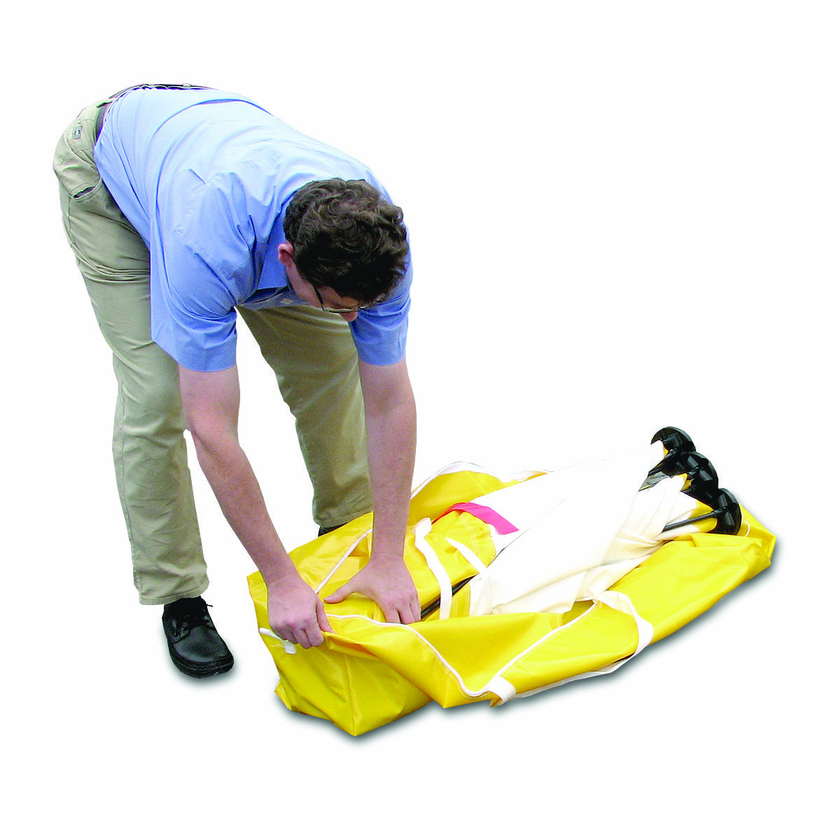 Mann packt Tragetasche Typ 300. Gelbe Tasche mit weißem Innenleben, ideal für Transport. 6400000008_Tragetasche-Typ-300_bild2.jpg zeigt Details.