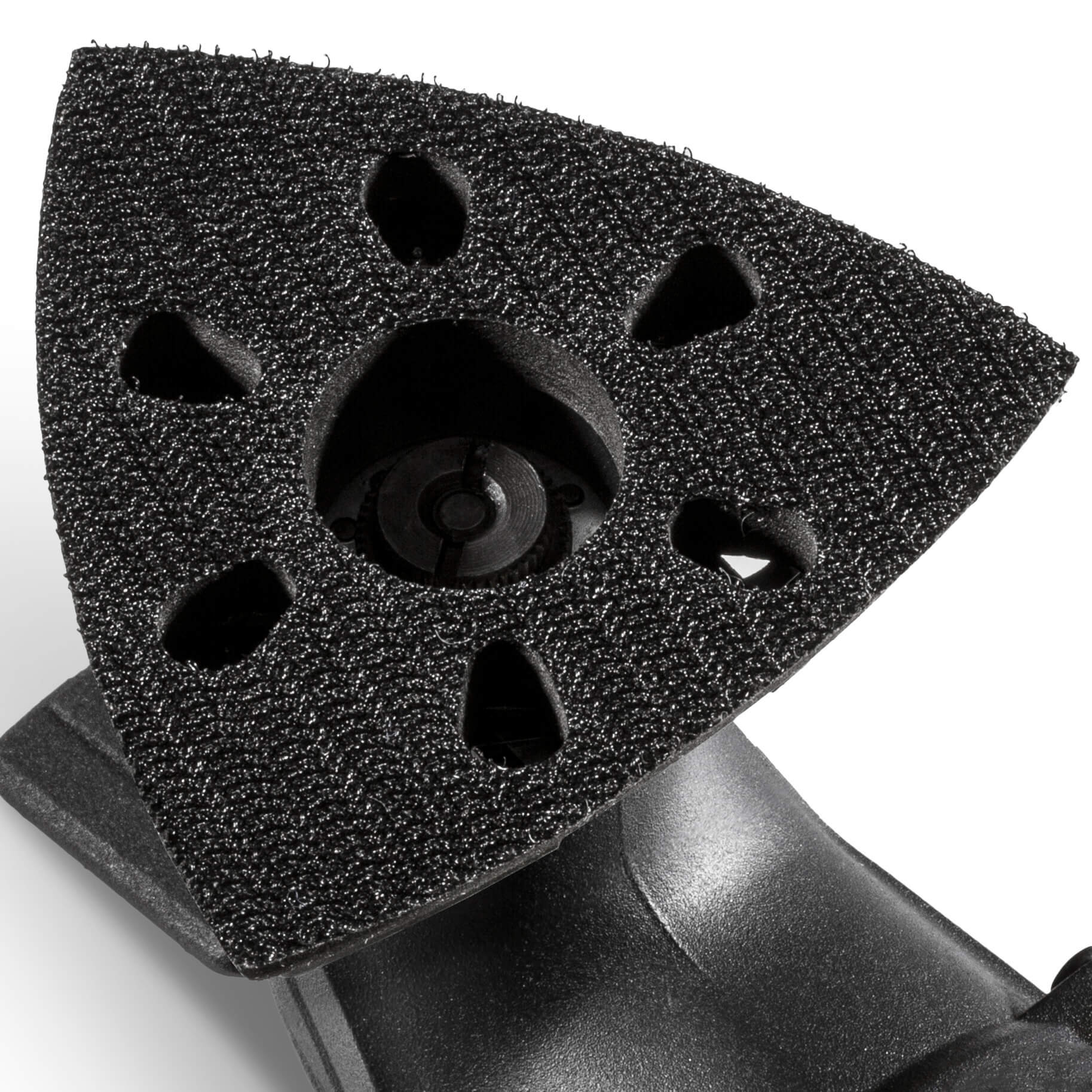 Nahaufnahme Deltaplatte für PMTS Multifunktionswerkzeuge. Detailaufnahme der Werkzeugaufnahme und der Schleiffläche mit Absauglöchern.