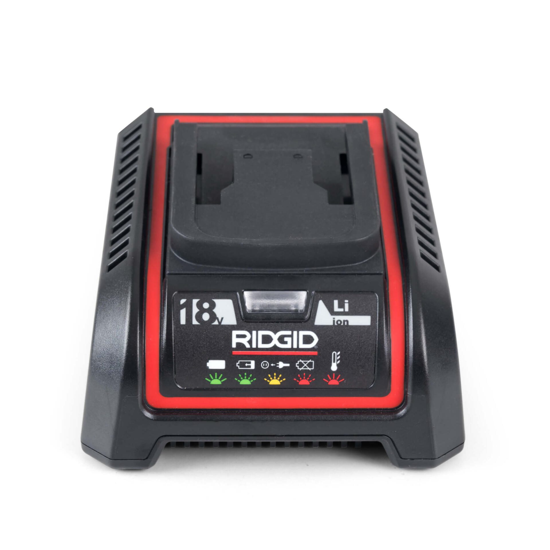 Nahaufnahme eines RIDGID 230V 18V Li-Ion Akku Ladegeräts. Ideal für Handwerker, die zuverlässige Akku-Ladegeräte suchen. Jetzt kaufen!