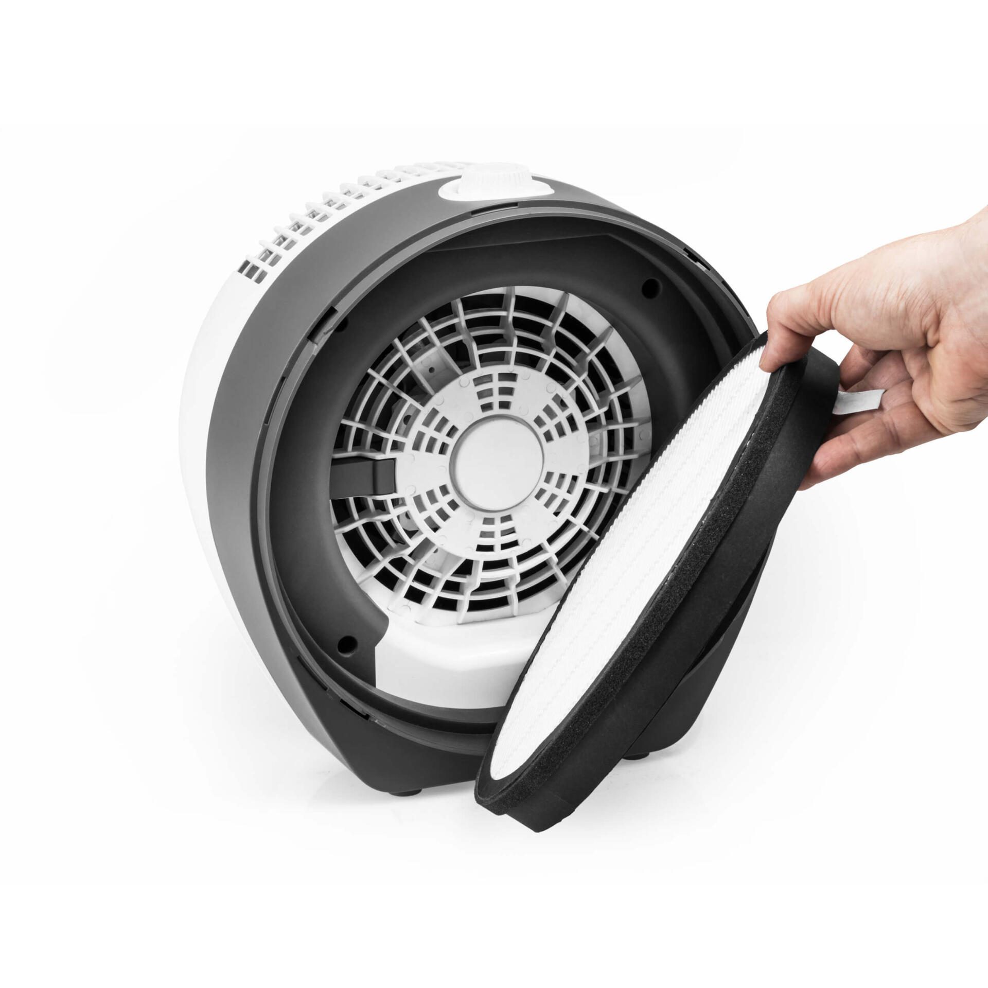 HEPA-Filter für AirgoClean 10 E. Das Bild zeigt den Filter, der von einer Hand gehalten und in das Gerät eingesetzt wird. Luftreinigung leicht gemacht!