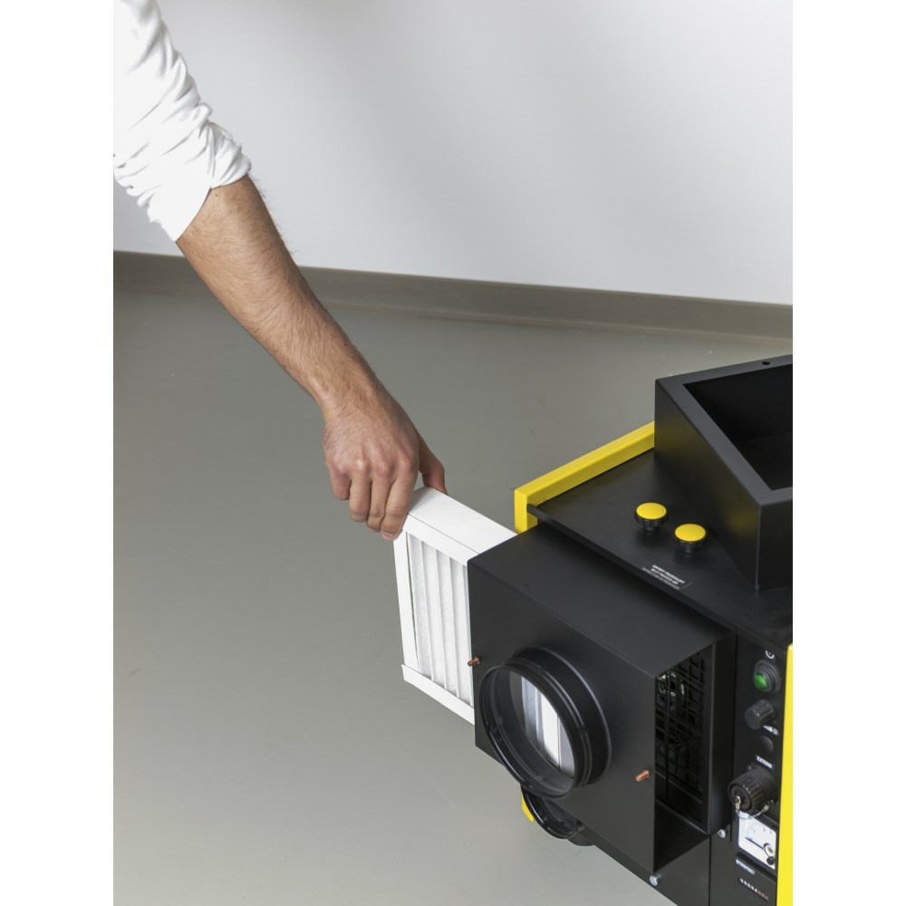 Ein Z-Line F7 Filter TTR 500 D wird in einen Regenerationslufteintritt eingesetzt. 5er Pack Filter für saubere Luft, hohe Qualität.