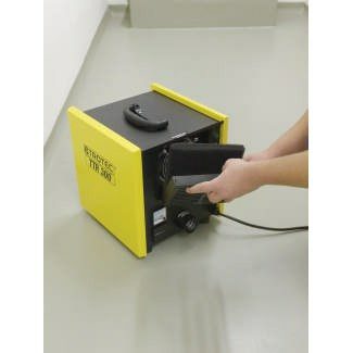 Trotec TTR 300 Prozesslufteintritt Filtermatte, 5er Pack. Detailaufnahme der Filterinstallation. Prozessluftreinigung leicht gemacht!