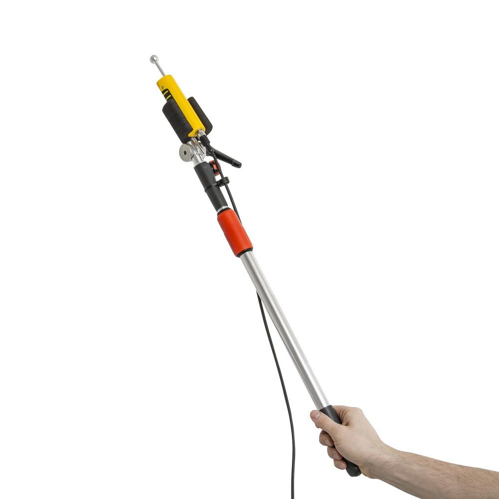 Messsondenhalter T3000 im Einsatz: Eine Hand hält den Messsondenhalter, der für präzise Messungen konzipiert ist. Das Werkzeug für Profis.