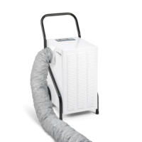TTK 171 ECO Luftentfeuchter mit Schlauchadapter. Weißes Gehäuse mit schwarzem Griff und grauem Schlauch. Ideal für Bautrocknung und Wasserschadensanierung.