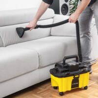 Akku-Staubsauger VC-15-20V für Polsterreinigung im Einsatz. Matratzen und Couch werden mit speziellem Düsenaufsatz gesäubert.