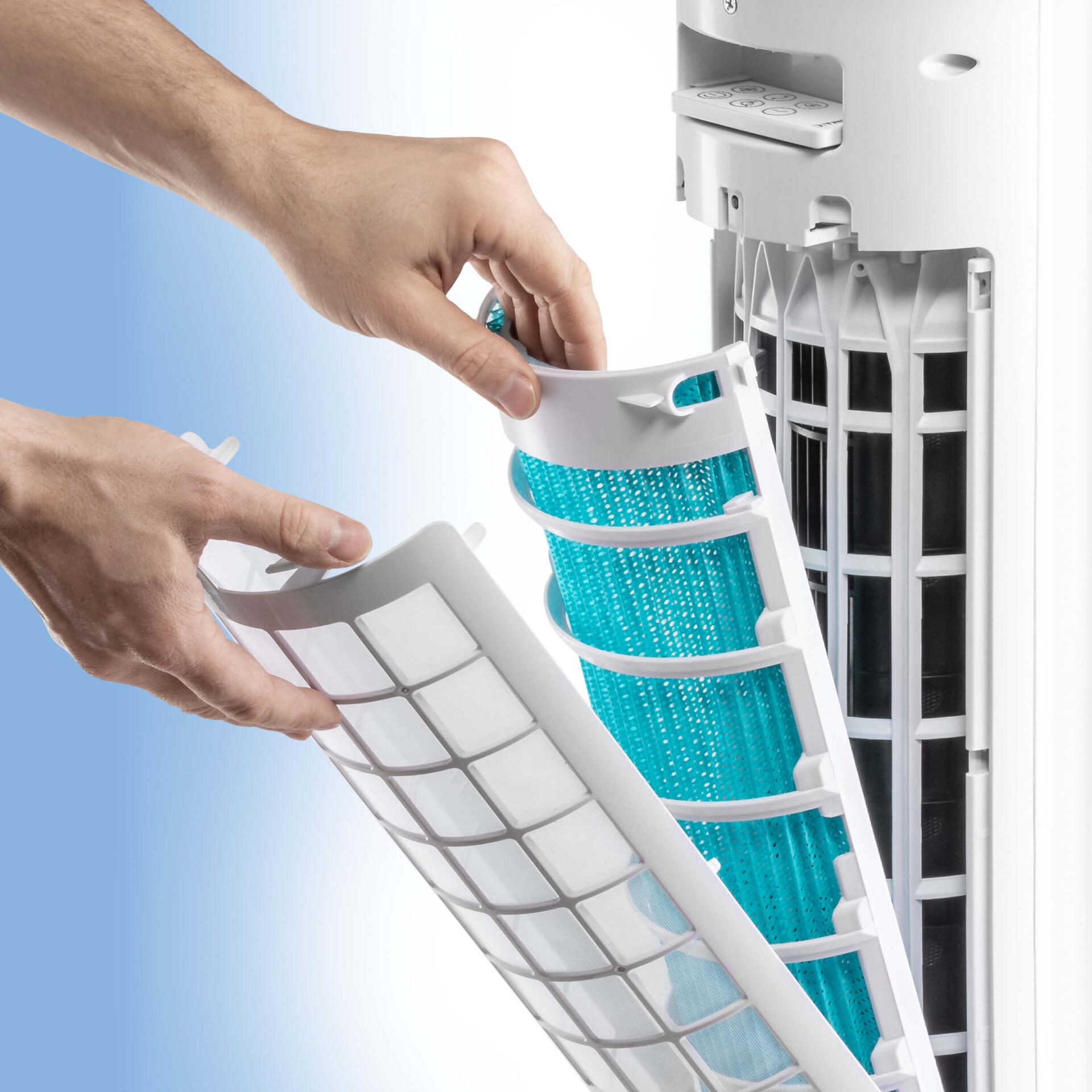 Hände setzen PAE-29 Verdunsterfilter ein. Der Filter ist weiß und blau, Teil eines Luftkühlers. Optimale Luftqualität mit dem Ersatzfilter!