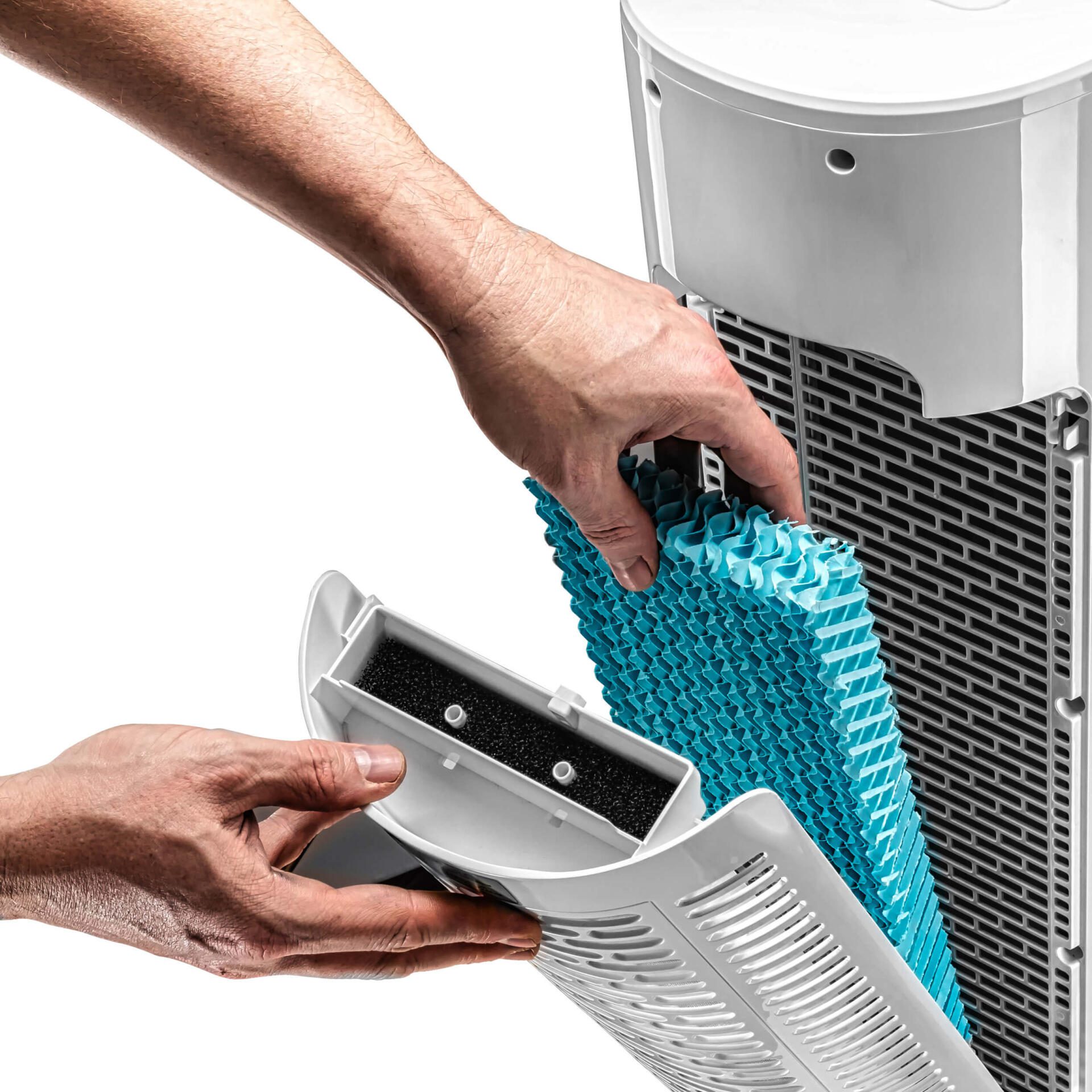 Ein PAE 30 Luftkühler Verdunstungsfilter wird eingesetzt. Der Filter ist blau und wabenförmig, Teil der Luftreinigung. Wartung des Kühlers.