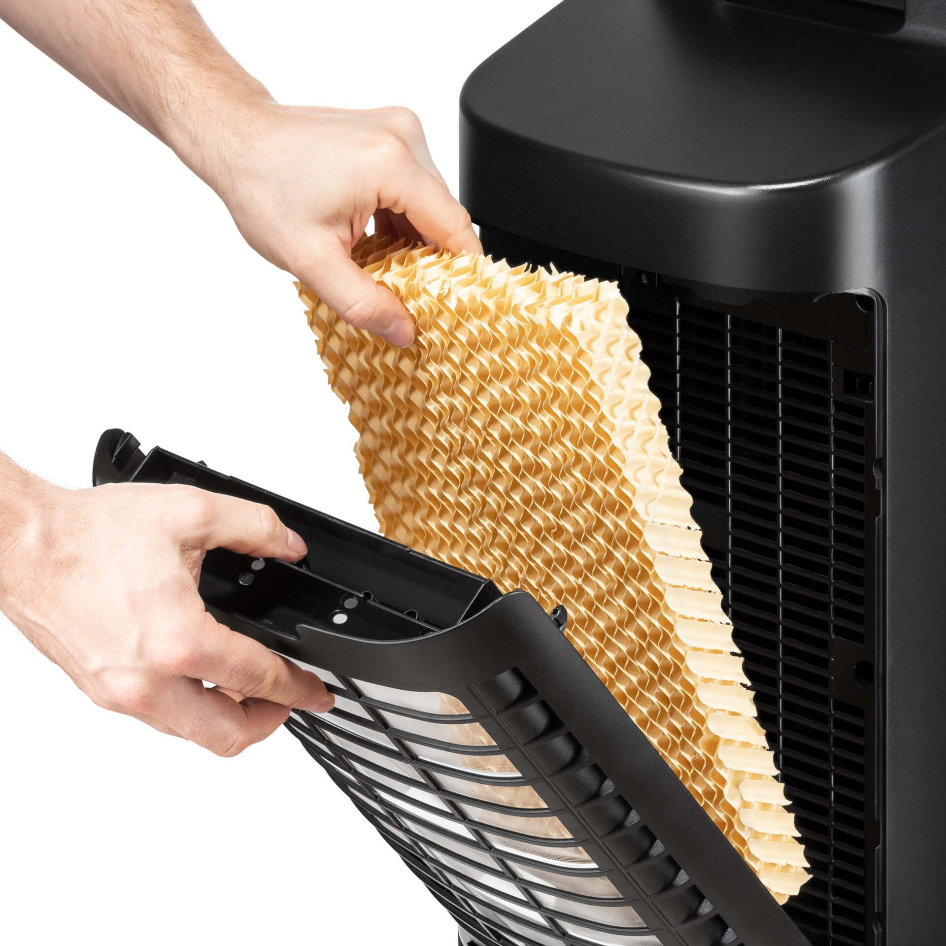 PAE-22 Verdunstungsfilter wird eingesetzt. Nahaufnahme des Filters und der Hände, die ihn installieren. Ideal für Luftbefeuchtung.