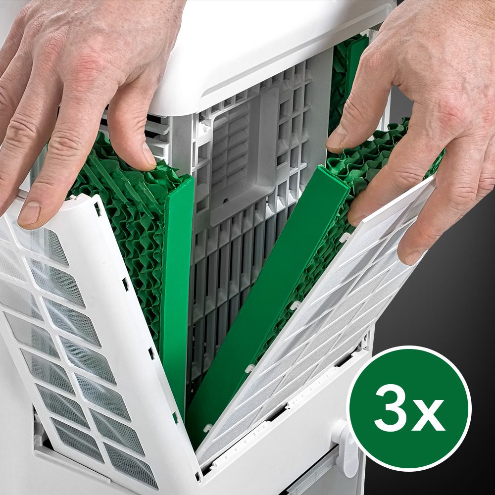 PAE-31 Verdunster: Hände setzen 3-teiligen Verdunstungsfilter in Klimagerät ein. Optimal für saubere, befeuchtete Luft. Jetzt kaufen!