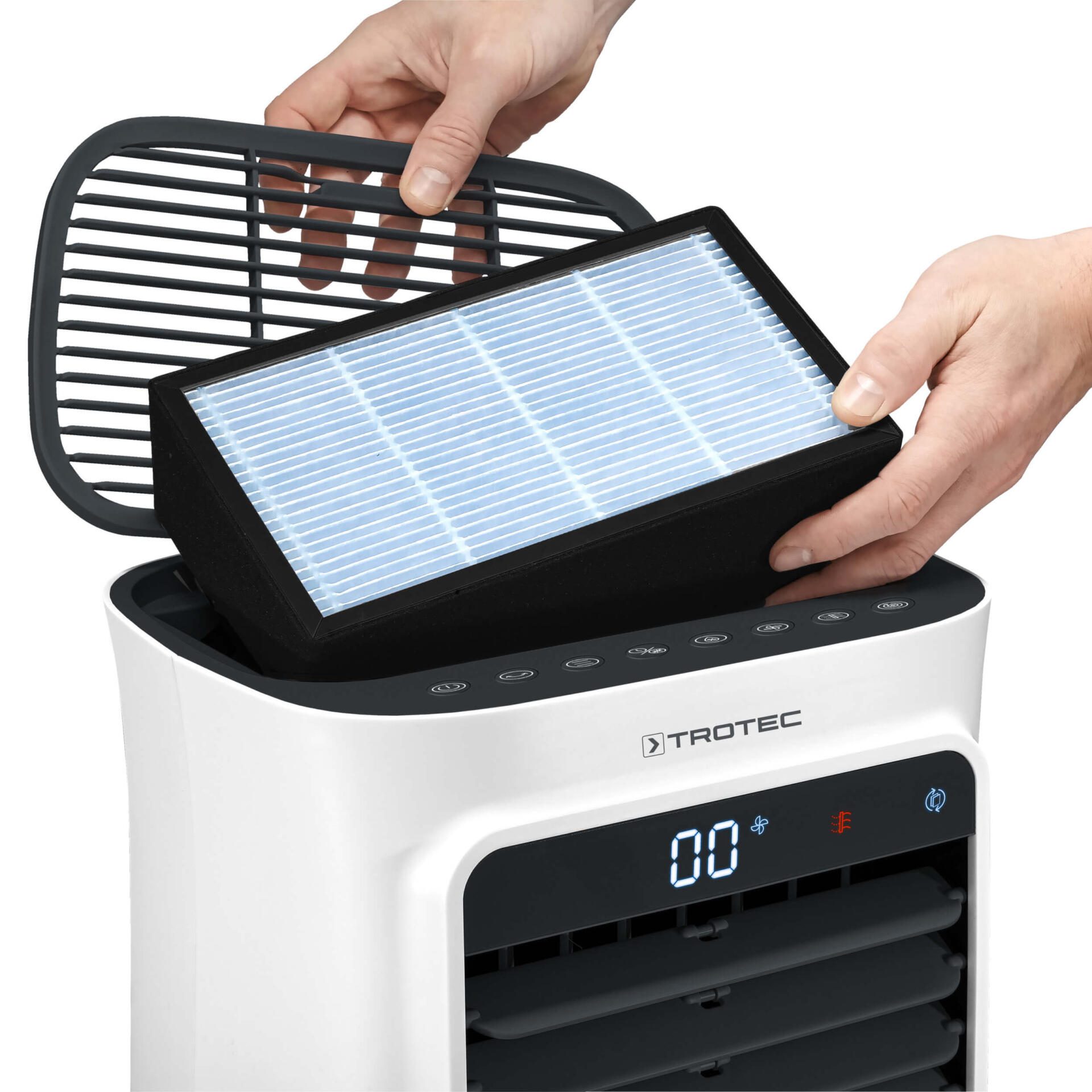 HEPA-Filter für PAE 35: Hände setzen Filter in Luftkühler. 95% Filterleistung für saubere Luft. Ideal für Allergiker. Jetzt kaufen!