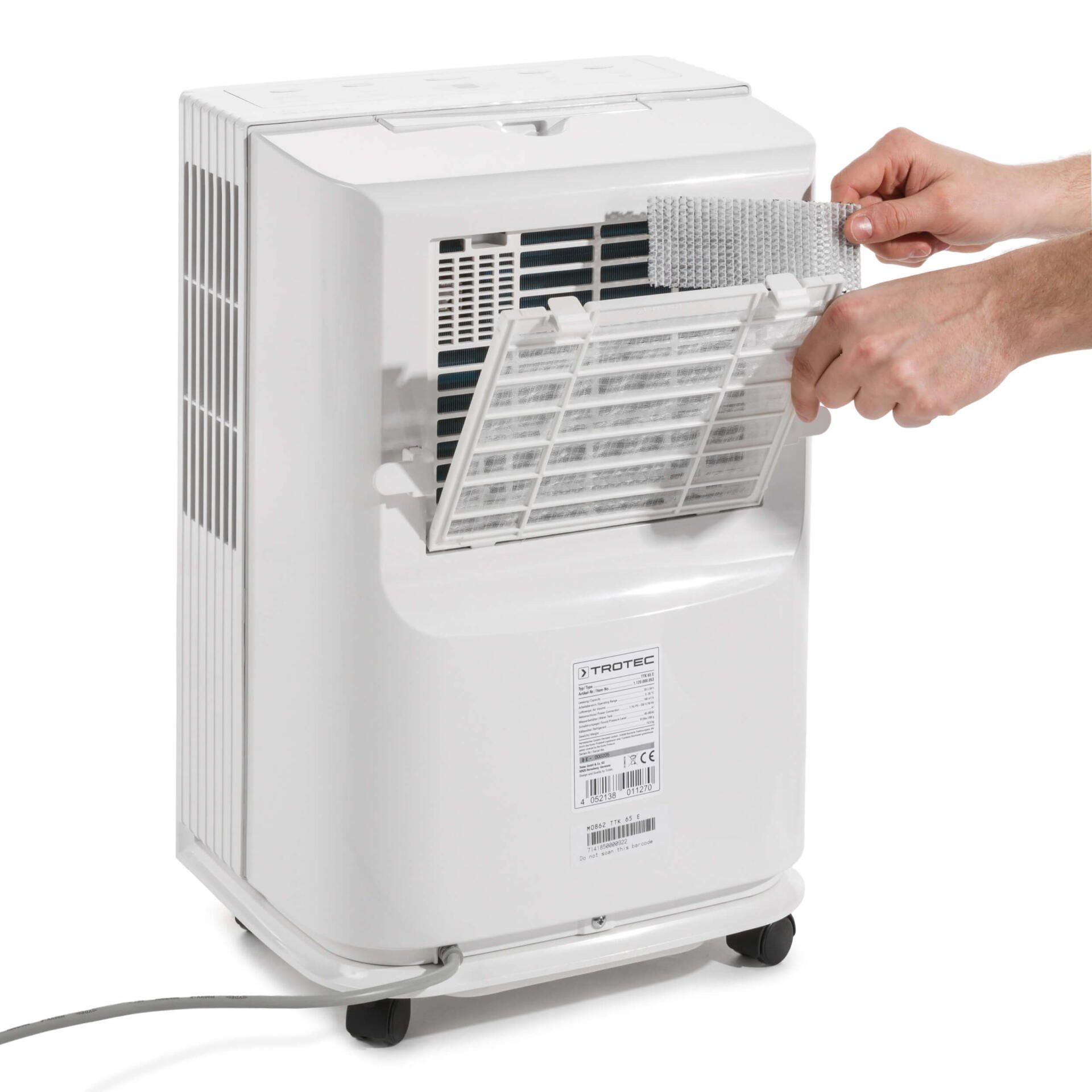 Luftfilterwechsel beim TTK 65 E Luftentfeuchter: Der Filter wird von einer Person aus dem Gerät entfernt. Optimale Luftqualität!