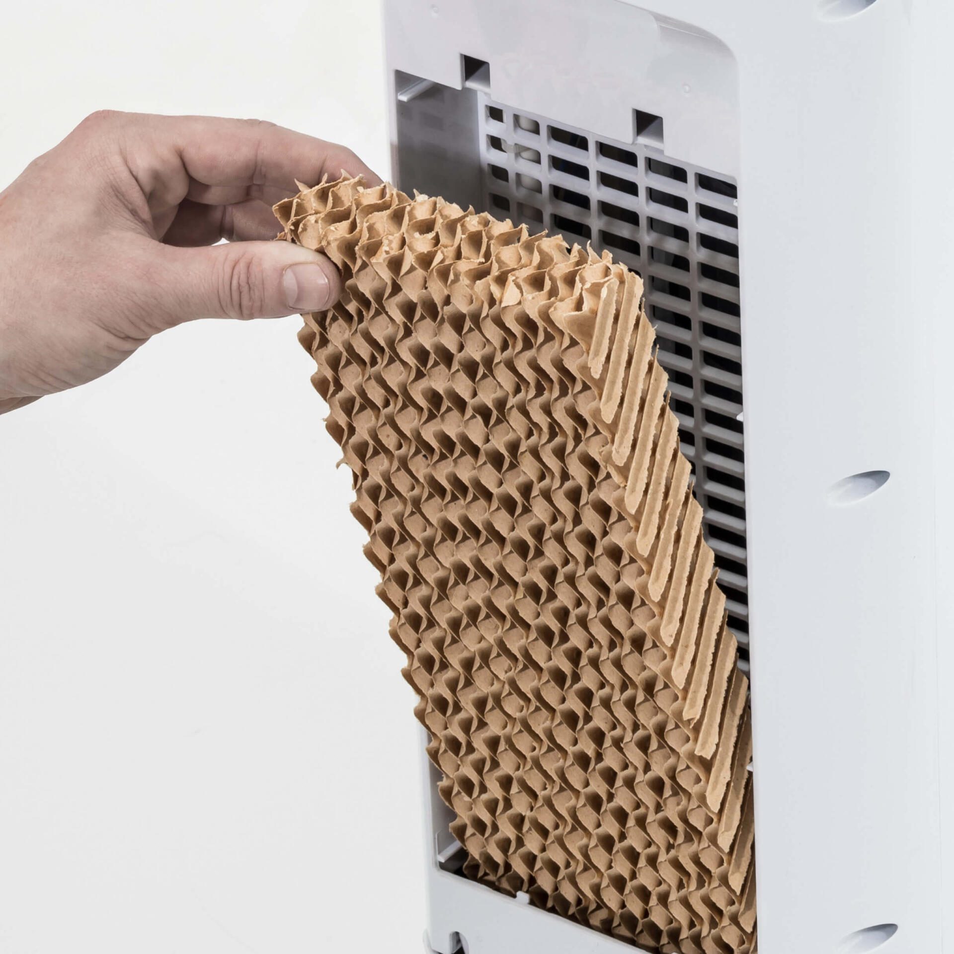 Ein Verdunstungsfilter wird in einen PAE-10 Luftkühler eingesetzt. Optimale Kühlung durch den Verdunstungsfilter. Jetzt den Filter wechseln!