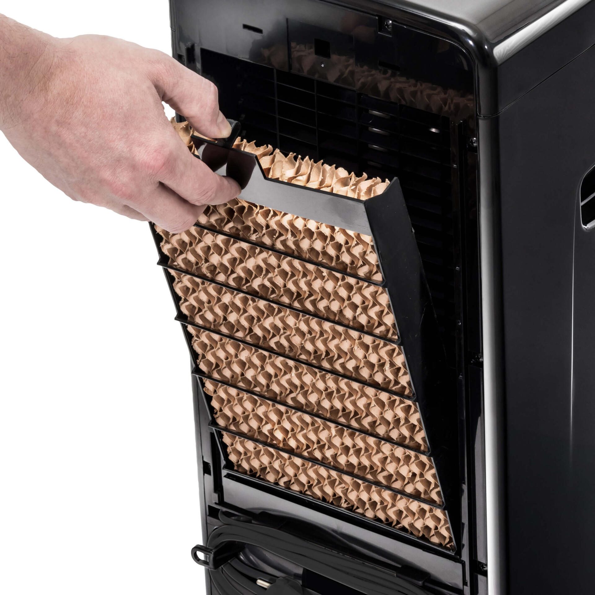 PAE-20 Verdunstungsfilter im Detail: Hand entfernt Filter aus dem Luftkühler. Nahaufnahme des Filters für optimale Kühlleistung.