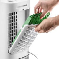 Einsetzen des Verdunstungsfilters PAE-11-11-B-12 in einen Luftkühler. Das grüne Filterelement wird in das weiße Gehäuse eingesetzt.