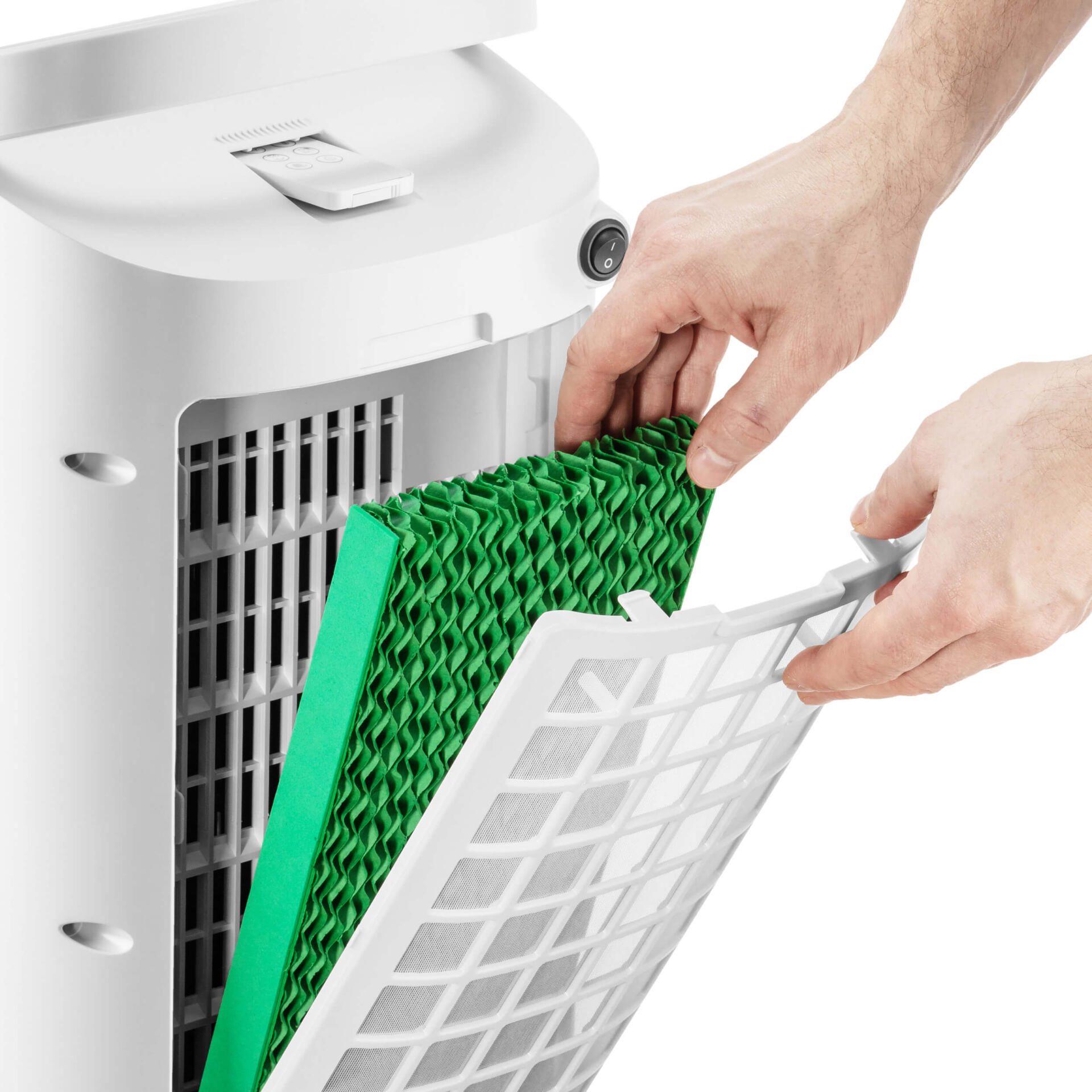 PAE-19-H Verdunstungsfilter wird eingesetzt. Das Bild zeigt den Filterwechsel für eine optimale Luftqualität und Kühlleistung. Klima einfach!